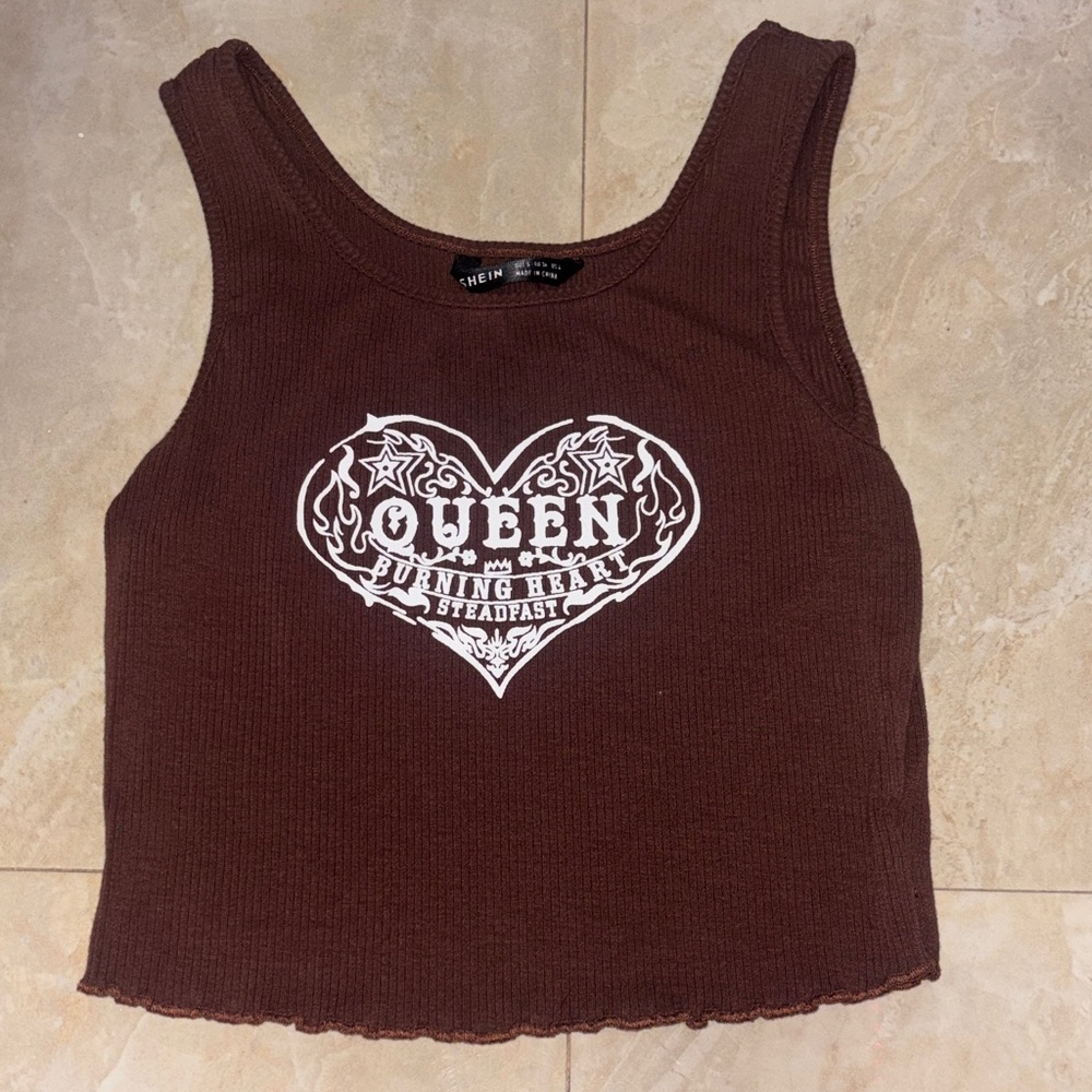 Que Brown Graphic Crop Top